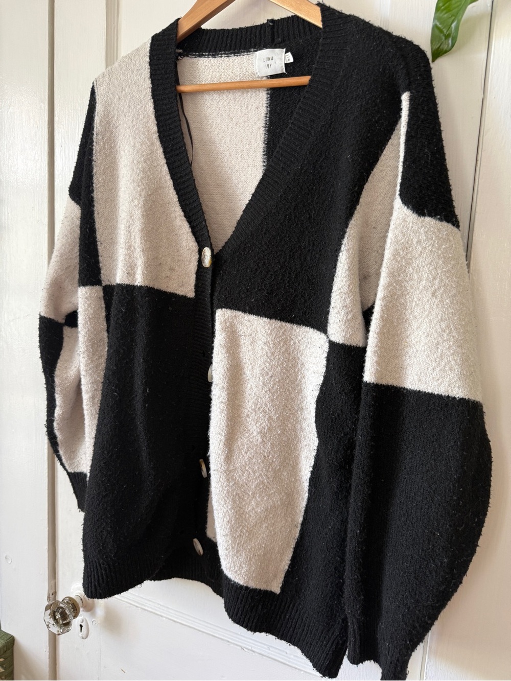 Modern Black and Cream Colorblock V-Neck Cardigan LUNA IVY size medium - Picture 2 of 10